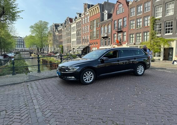 Taxi met vriendelijke chauffeur en tevreden passagier