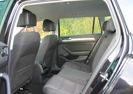 Comfortabele taxi van Schiphol naar Amsterdam met luxe interieur